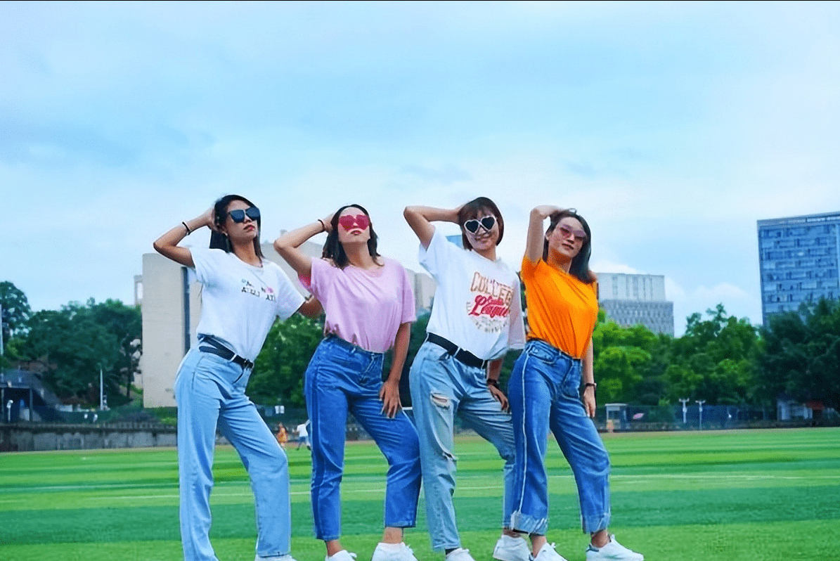 大学生合照奇葩姿势百出,简直没眼看,网友:抱歉!忍俊不禁