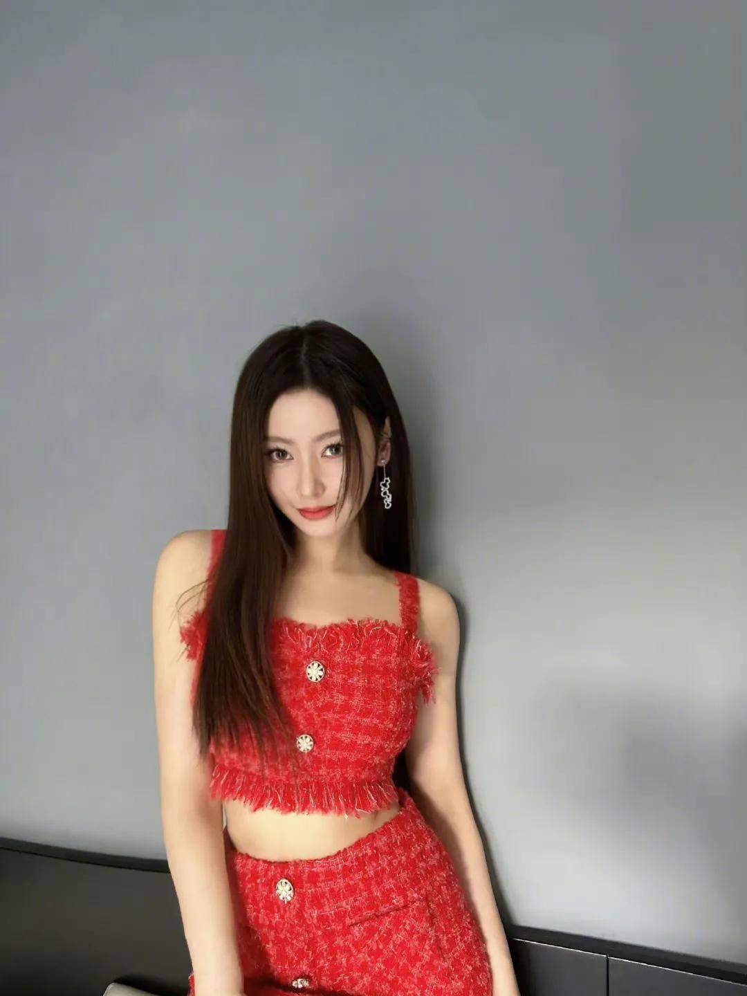 张天爱渔网袜配皮靴野性十足,长发及腰妩媚迷人_身材_女明星_小爱