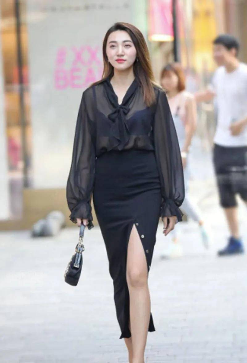 街拍:身材高挑的少妇,身穿黑色透视装,让好身材尽收眼底!