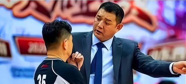 54岁"逍遥王"出山,助力中国篮球,姚明喜得好帮手_巩晓彬_篮球迷_球员