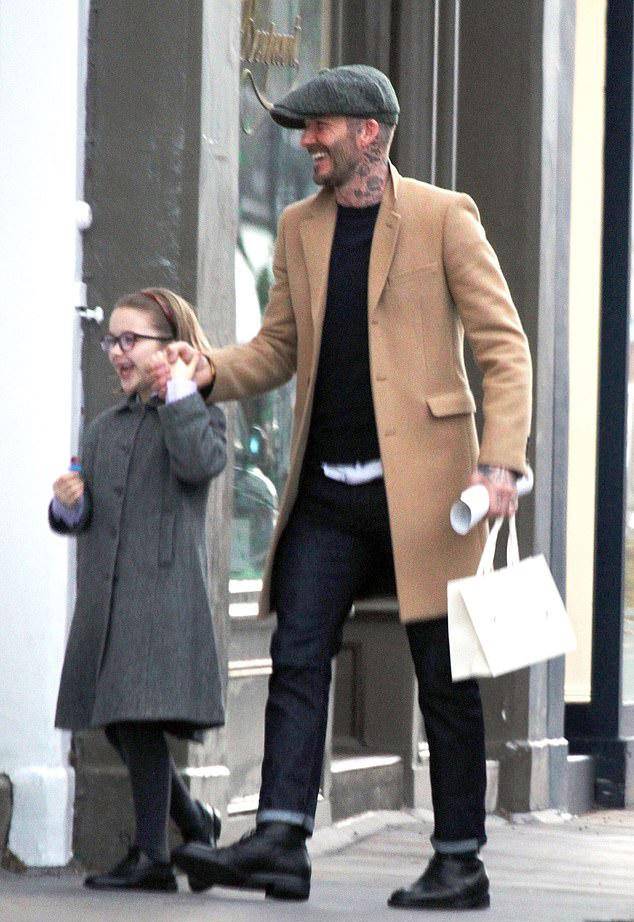 贝克汉姆父女现身街头,小七穿灰大衣真有范儿,脱落门牙真抢镜!