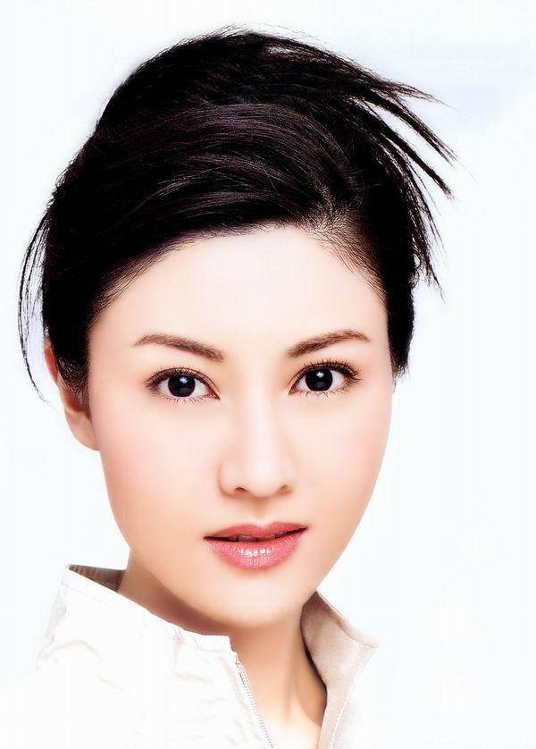 最美港姐李嘉欣一家现身,儿子超父亲肩膀, 50岁小腹微凸孕味浓_网友