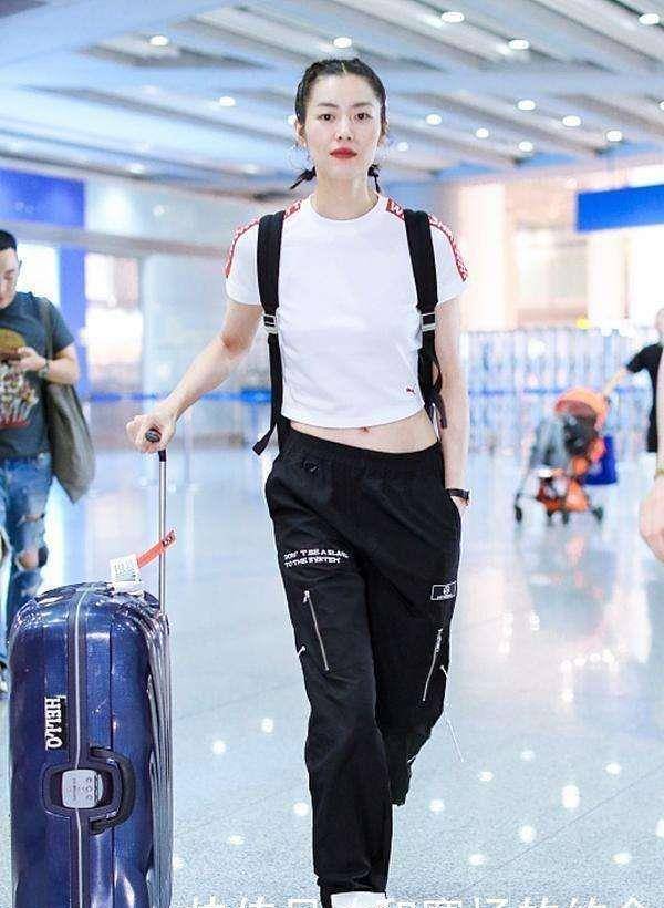 lisa小蛮腰和发色,粉色露脐装搭配黑色短裤,网友直呼爱了_肚脐_身体