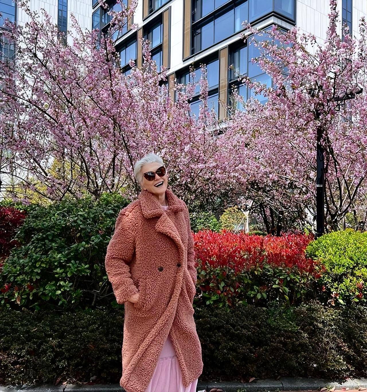 原创马斯克74岁老妈穿中国国货逛苏州穿玫瑰西装太有东方美太惊艳