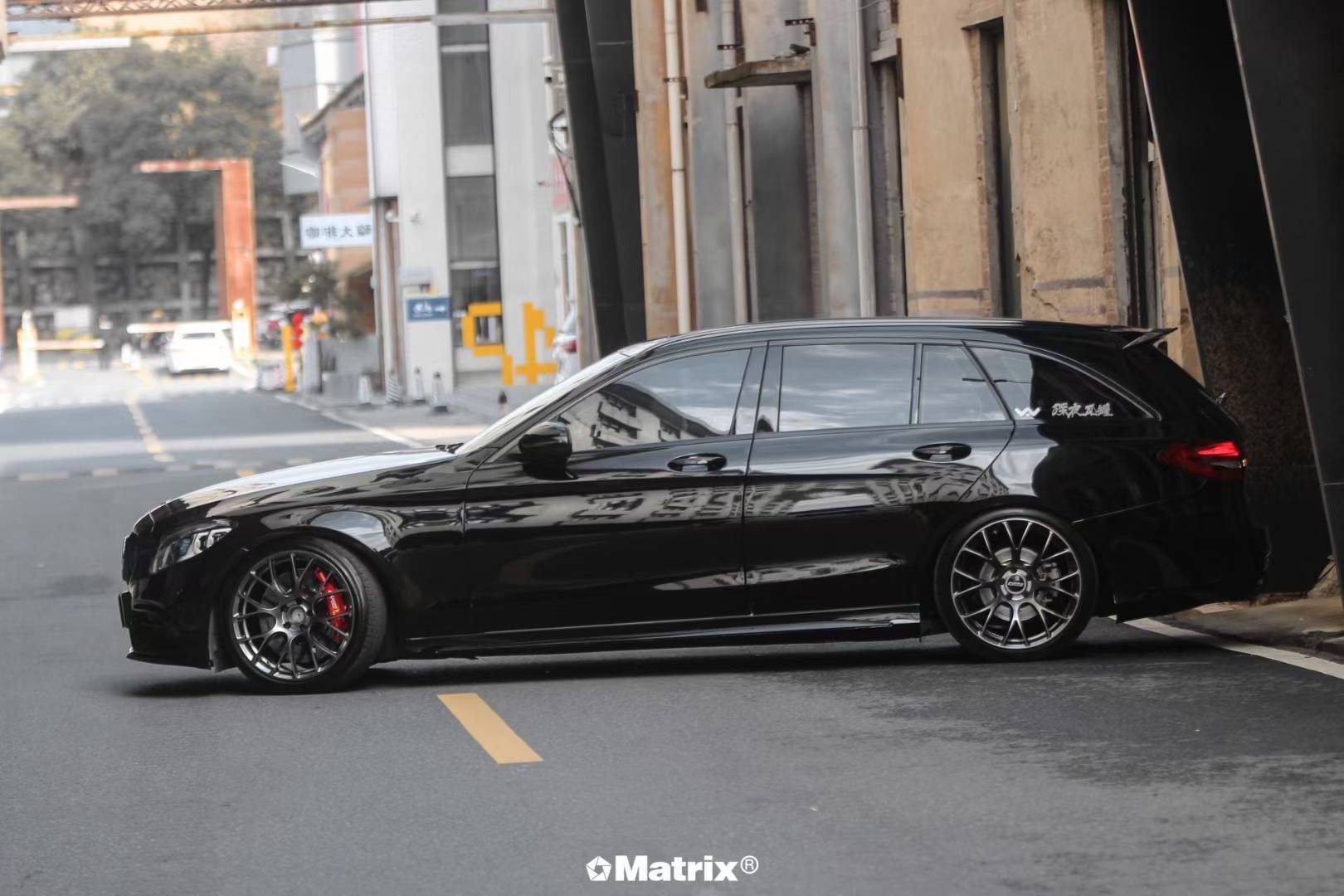 出现在聚光灯下的黑武士.绝对纯粹的黑色,#md251超级亮黑#奔驰c级