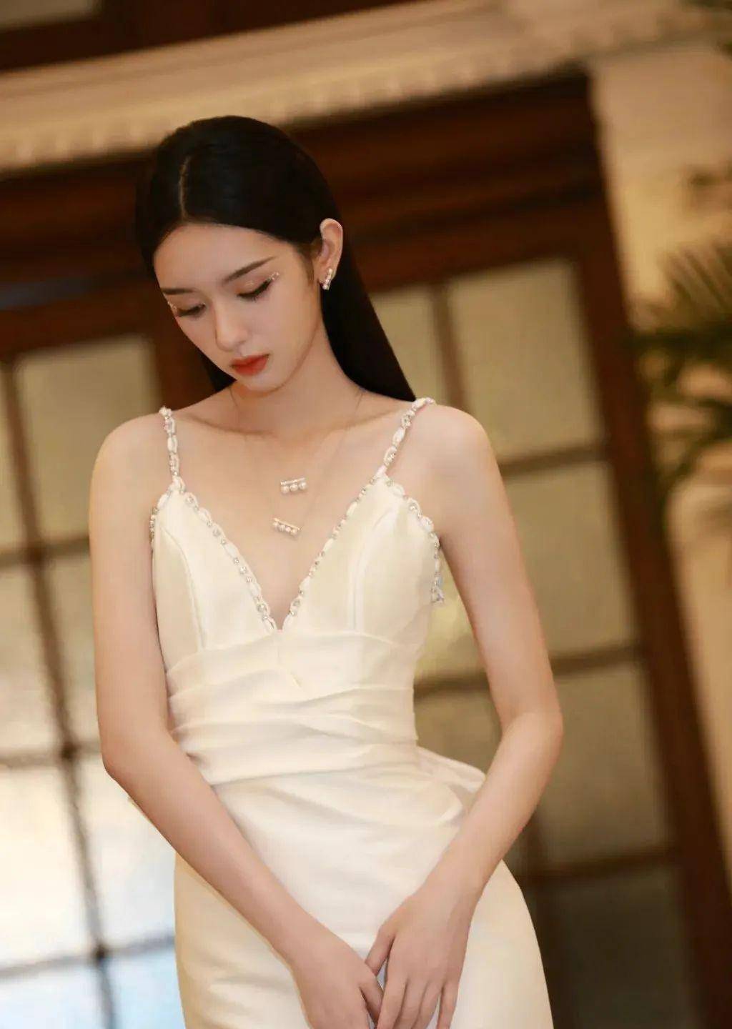 身材高挑的周也,颜值和身材非常抢镜,不管她走在哪里