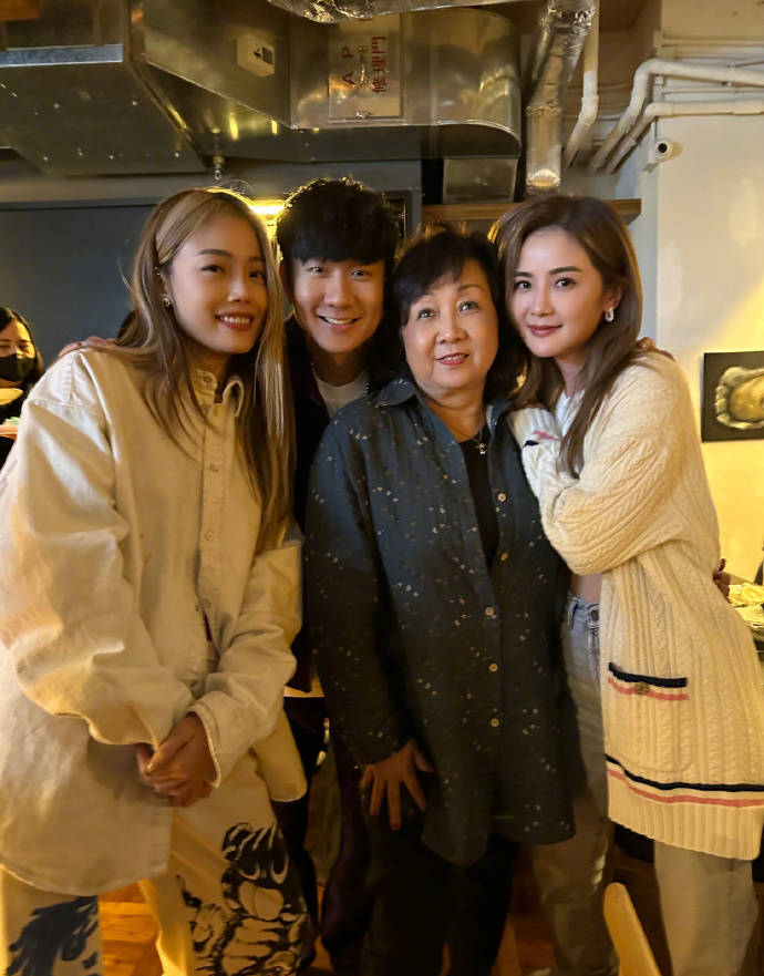 蔡卓妍晒与林俊杰演唱会合照为其庆生感情好