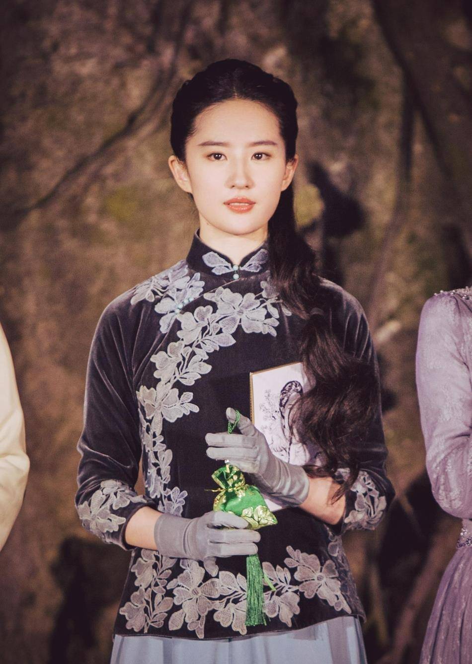 刘亦菲穿上民国军装,变得"铁憨憨"没心情,47岁的刘敏涛身材苗条漂亮