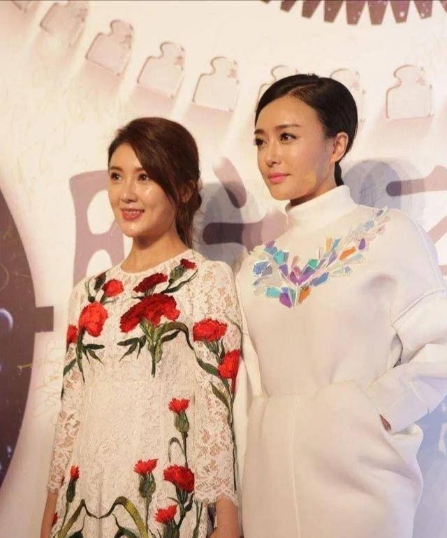 贾跃亭老婆和秦岚同框,打扮一言难尽,一个显土气,一个脖子短_甘薇