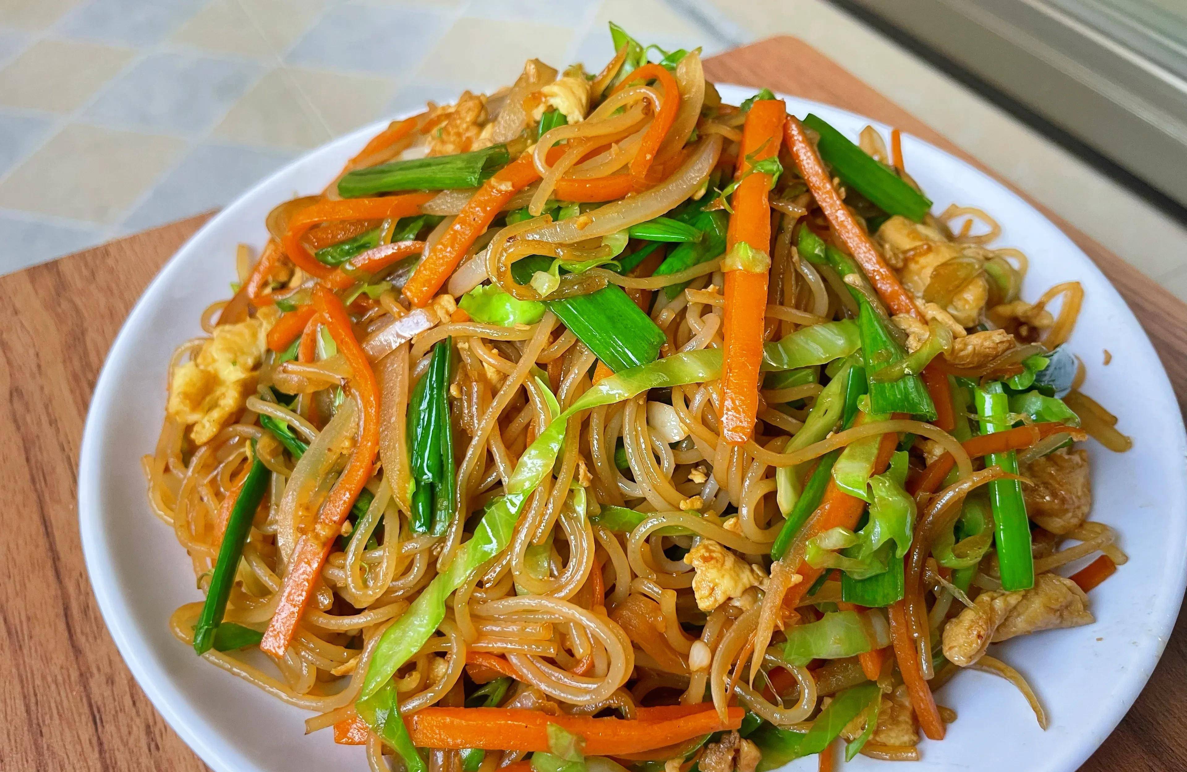 "三丝炒粉"为何能成大排档主角,吃过的人都赞口不绝_洋葱_胡萝卜_美食