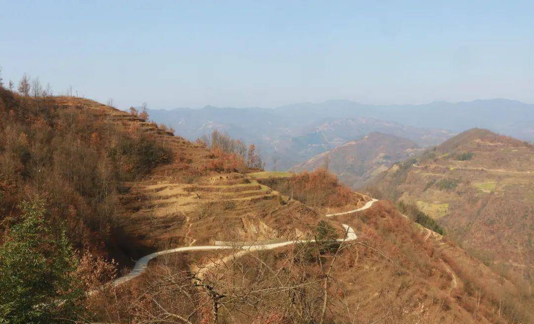 探访秦岭马家湾,这栋已经闲置的老土房,太适合隐居了_大山_老房_石磨