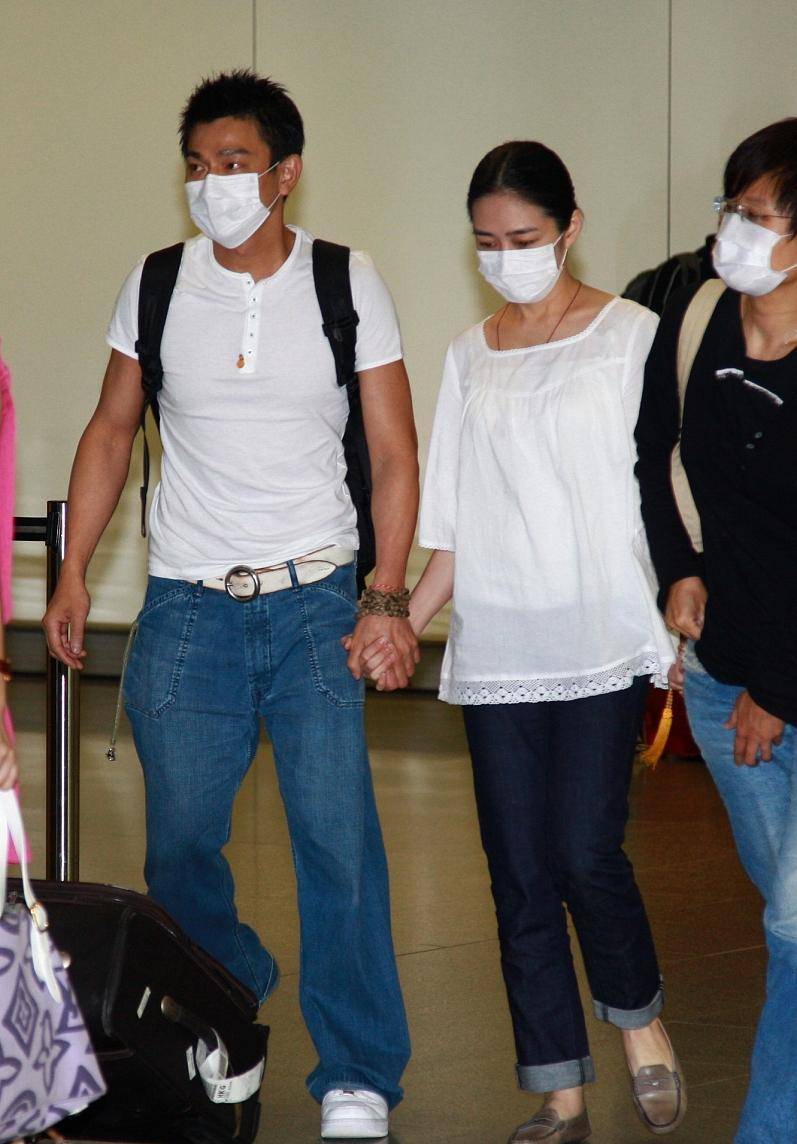 刘德华夫妻好甜蜜,戴"情侣手链"全程拉手,妻子着装朴素接地气_朱丽倩