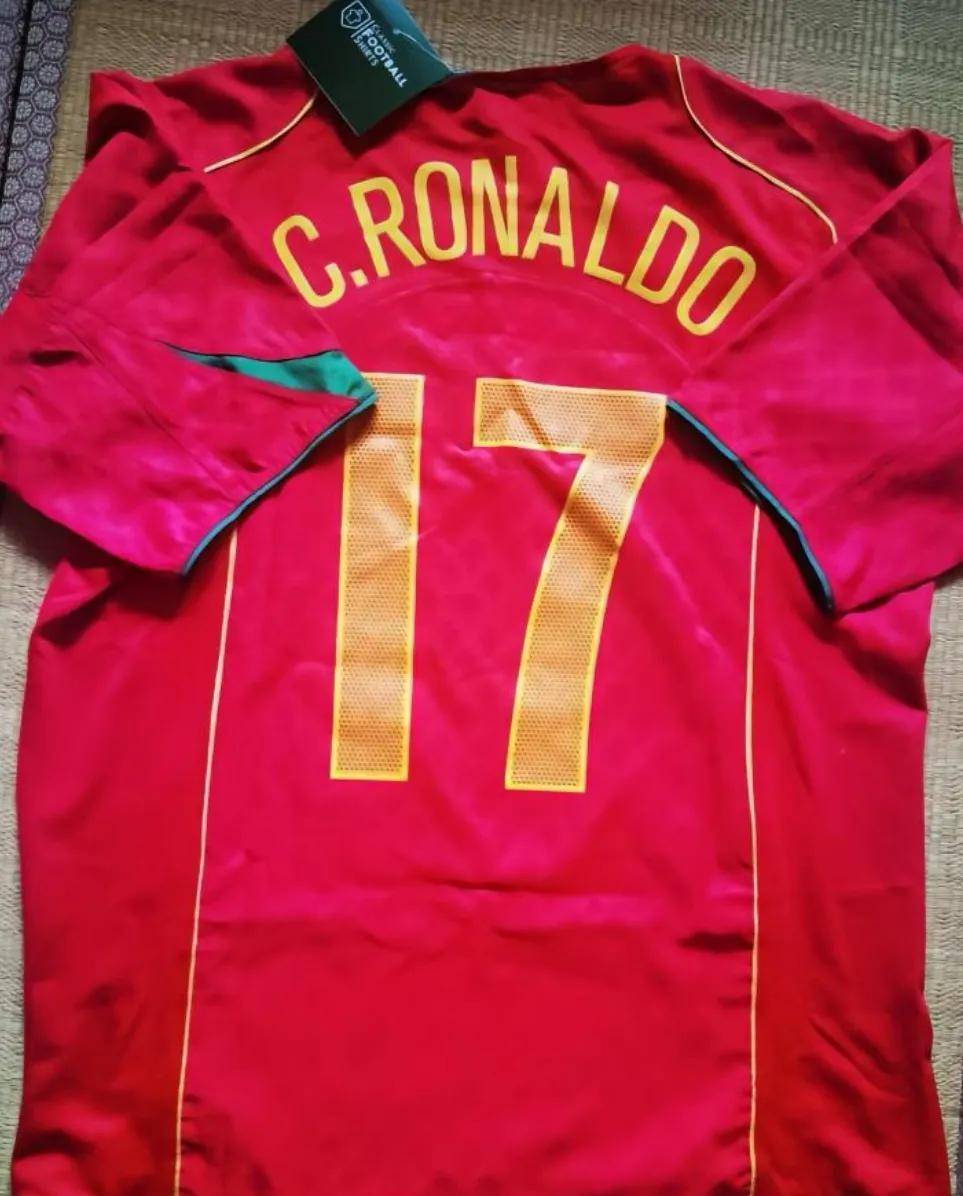 出道的时候,无论在里斯本竞技,还是在葡萄牙地方队,c罗的球衣号码都是