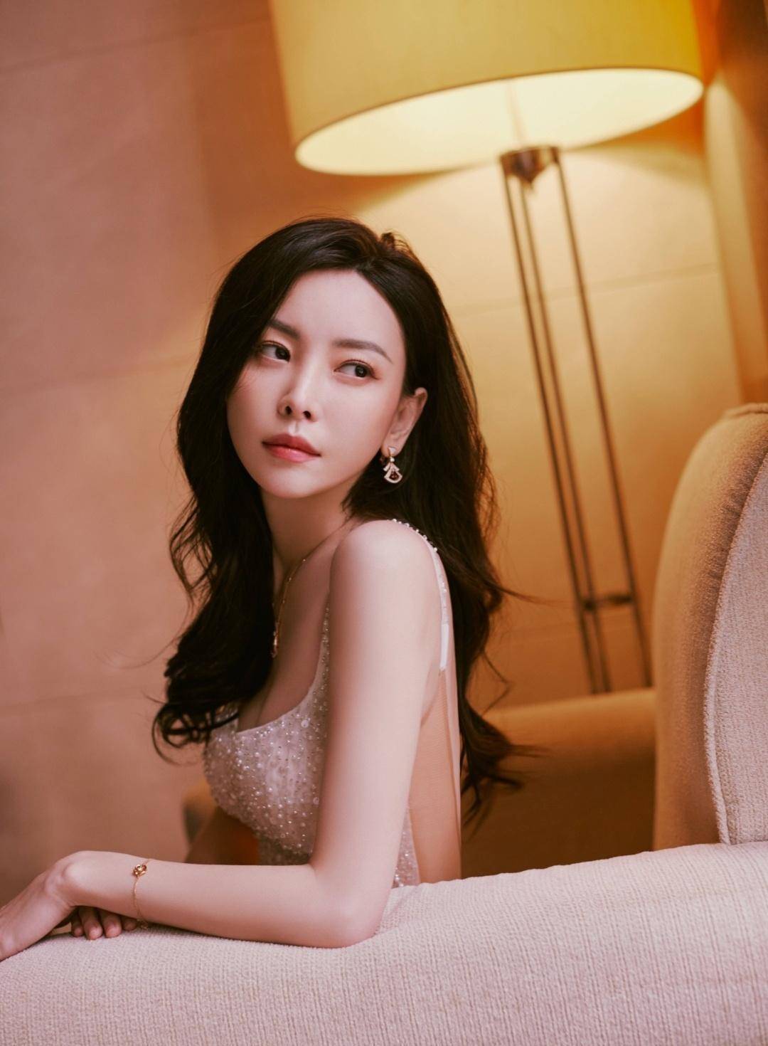 明星照:于文文白色珍珠低胸吊带裙出席活动,性感傲娇._电影_设计_事业