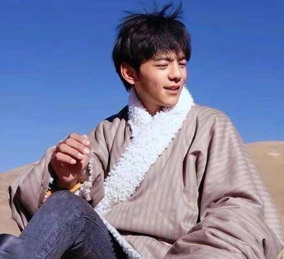 丁真之后,甘孜文旅局局长也帅出圈,网友:又使美男计?_大叔_旅游_帅哥