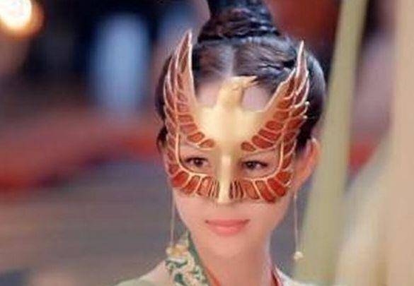 本来张钧蜜的长相就算是甜美的,再带上这么个凤凰面具,给人的感觉还真