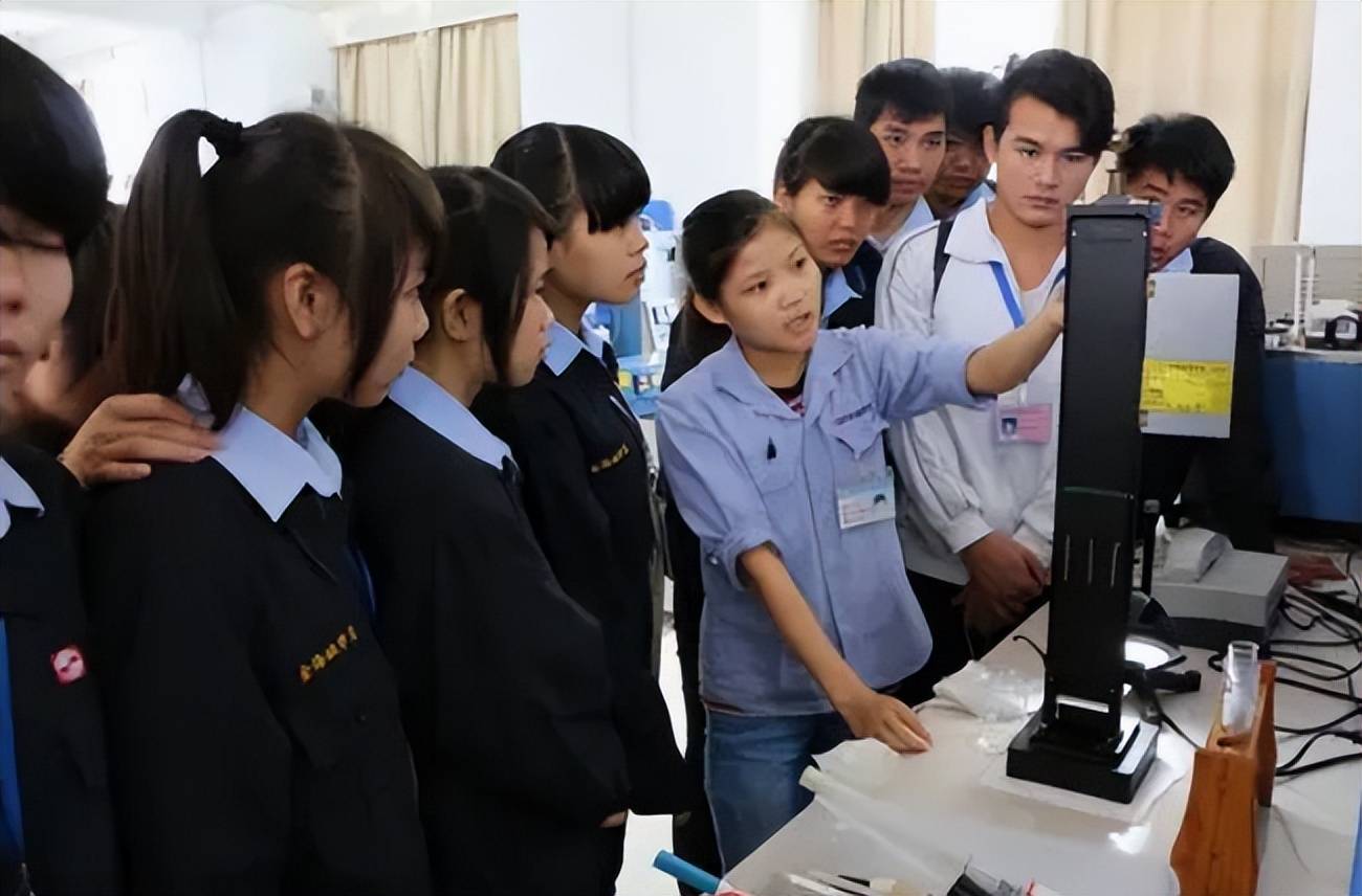 技校女生开心晒证书,评论区大片嘲讽,"学历高素质低"才可笑_阶段_中考