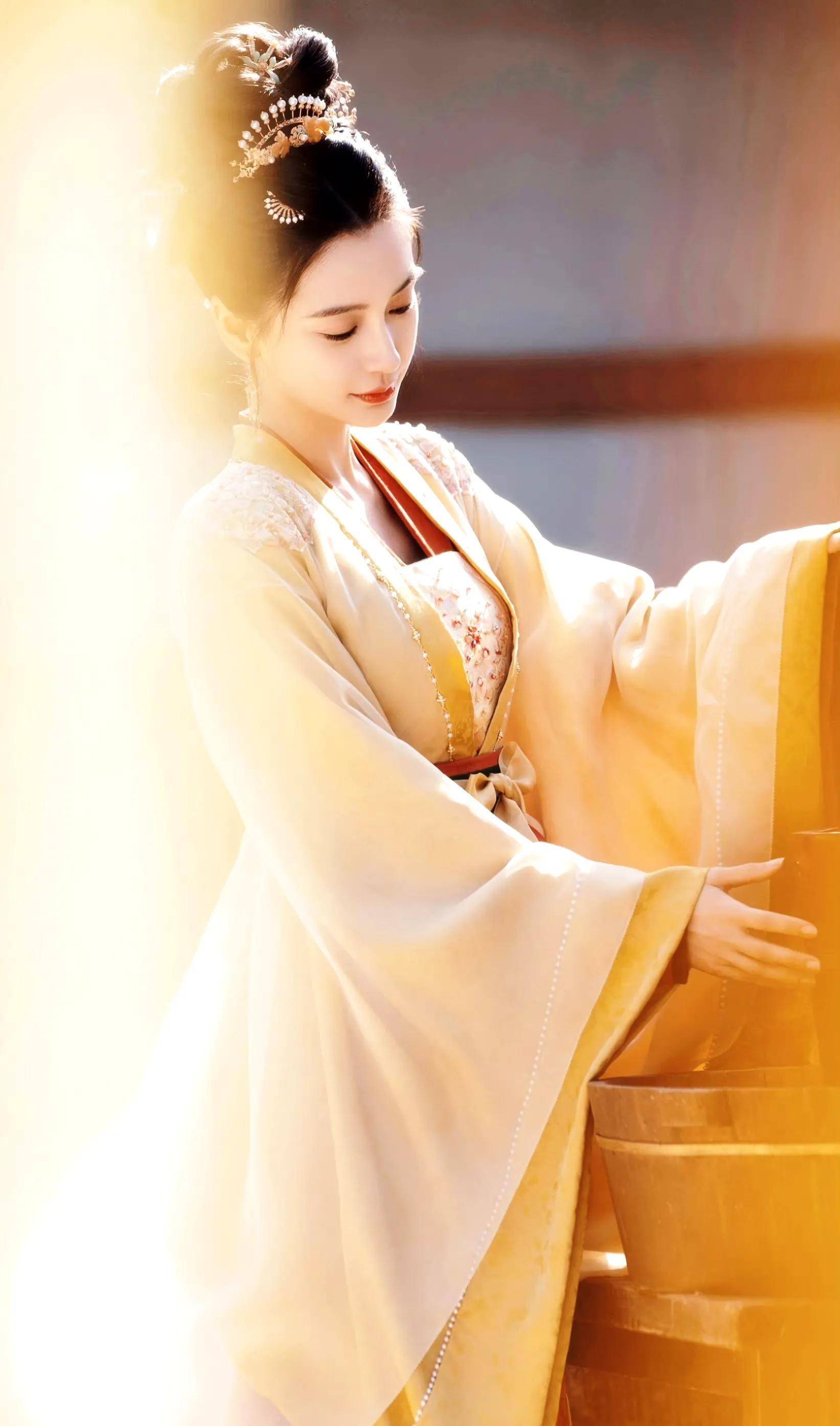 angelababy《相思令》装扮温柔贤淑,挽袖凝眸一笑倾城_造型_面部_气质
