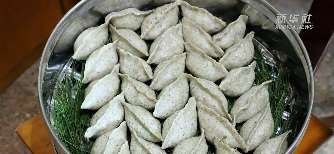 蒸出来的包糍,油而不腻,一口下去,汁会沿着嘴角流出来,令人食欲大开