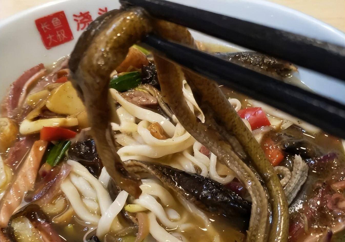 男子在北京动物园附近,吃了一碗软兜长鱼面,花了30块钱_气质_浇头