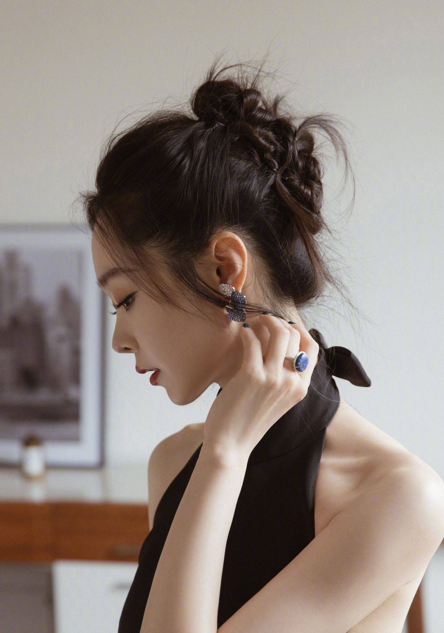 宋轶黑色瘦身连衣裙性感写真_造型_一身_网友