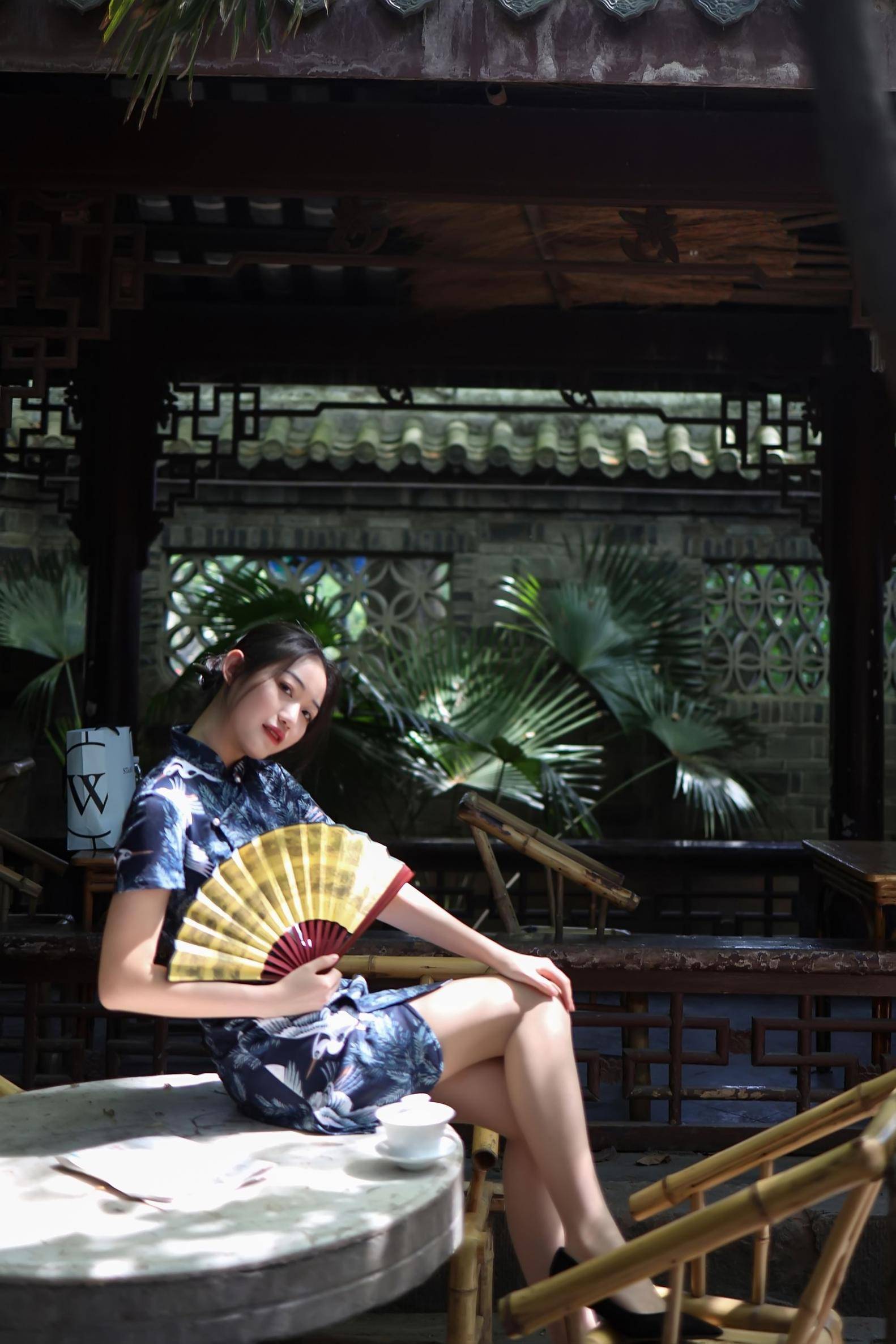 成都街拍女子,旗袍配高跟鞋勾勒窈窕身材,优雅高贵尽显东方神韵_女性