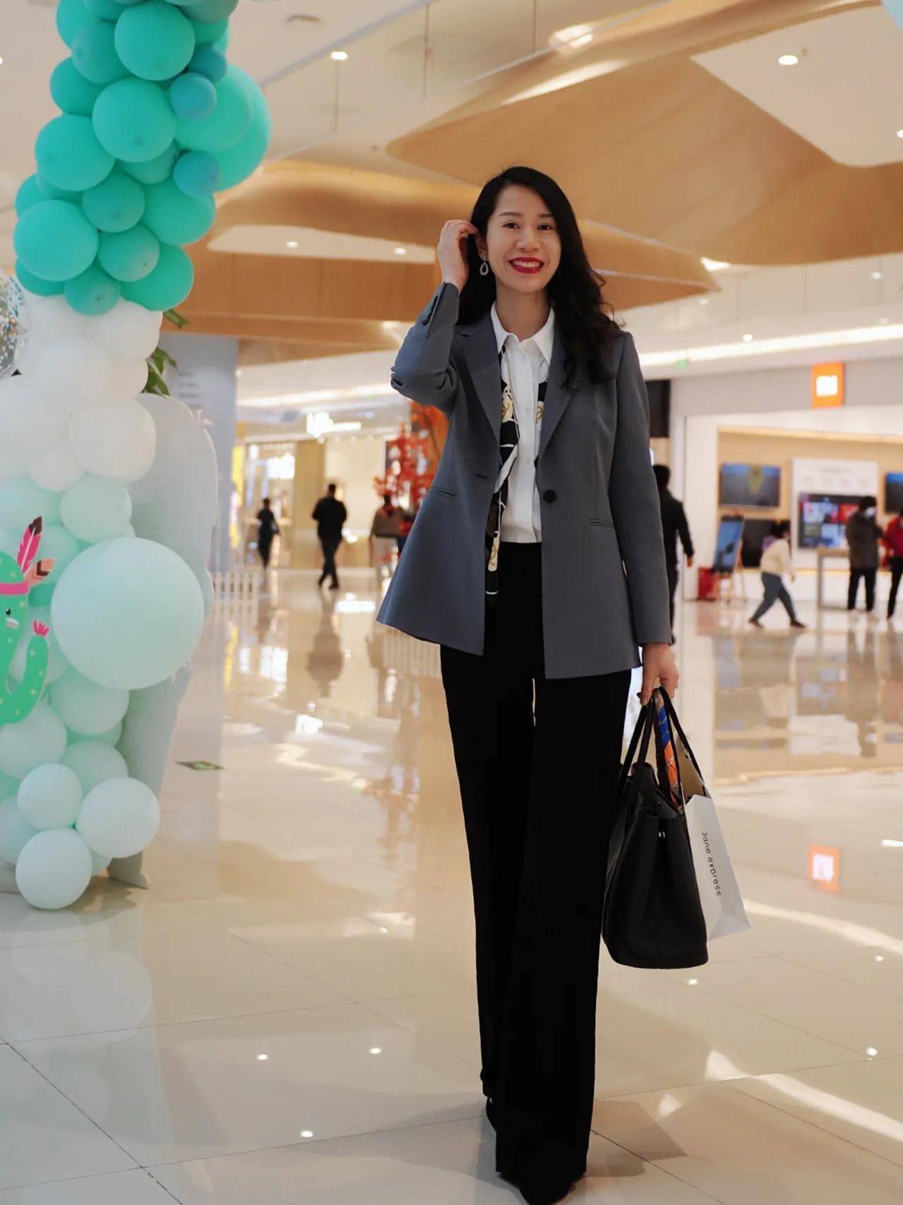 35岁的职场女性这样穿,保证迷人又妩媚_西装_外套_束缚