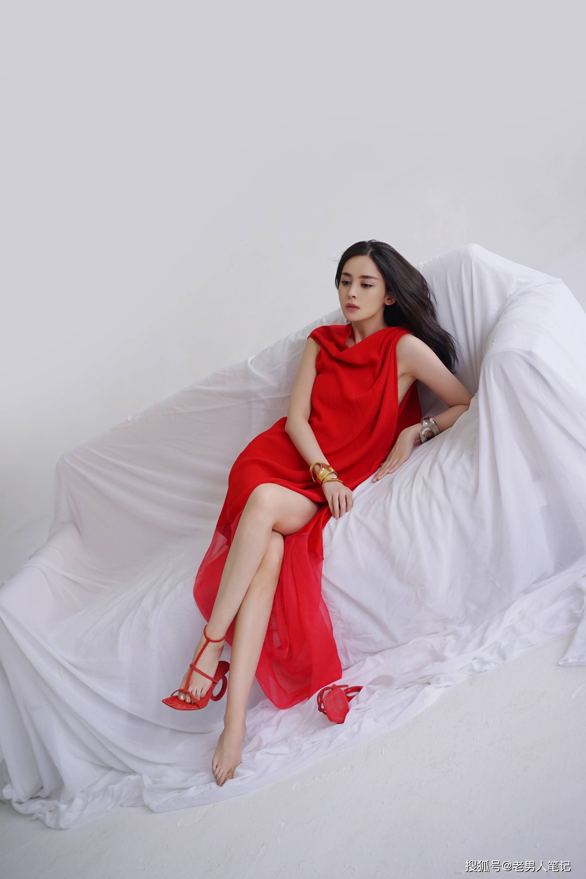 古力娜扎四月封面大片,纯净素雅的格调,馥郁热烈的姿态_时尚_身材