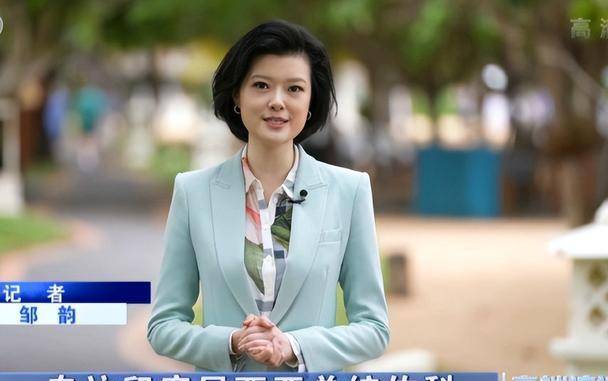 主持人邹韵走红,采访李显龙被赞大国风范,教育经历不简单_英语_人大