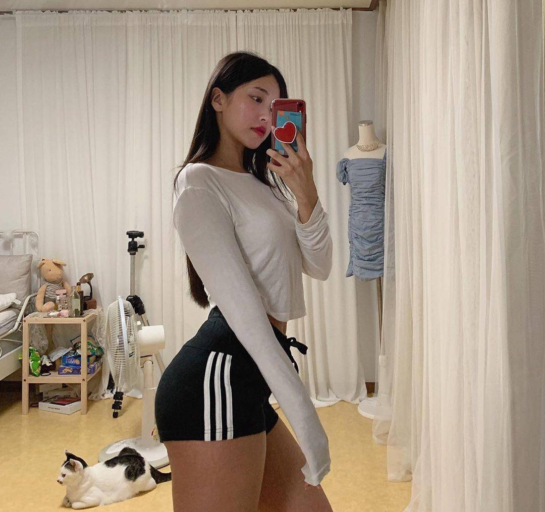 完美线条蜜桃臀,挺拔身姿有灵魂,散发魅力小女人_身材_女生_臀部