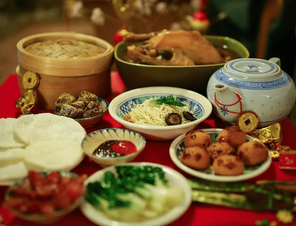 第二类的饮食场所是饭馆,名号一般以"某某楼"为多,如庆云楼,东兴楼等.