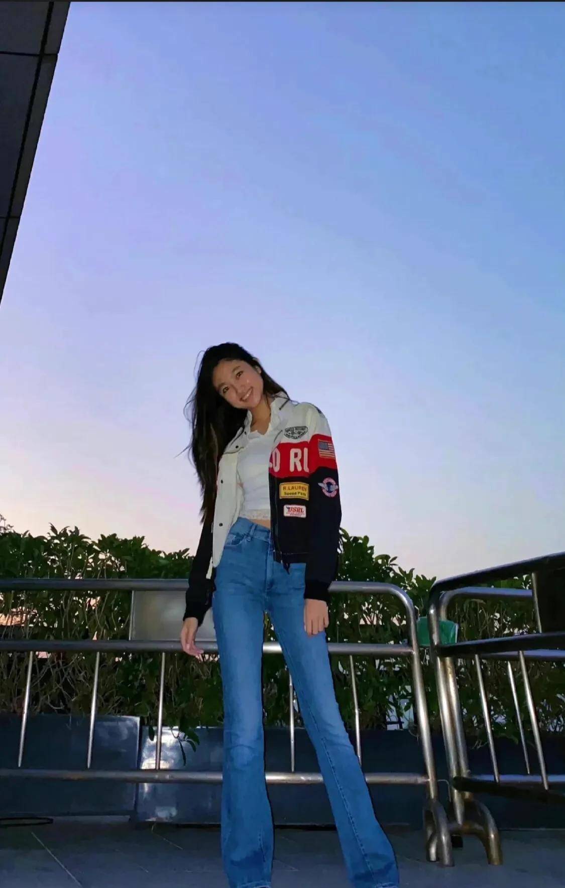 任达华18岁女儿官宣出道,高一米八腿长110cm,久居国外长相欧美_任晴佳