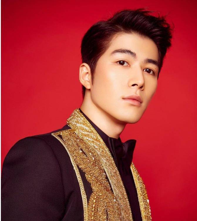 在酒店大堂热议,其中一位紫色女子非常活跃,另一方看起来比陈雪东年长