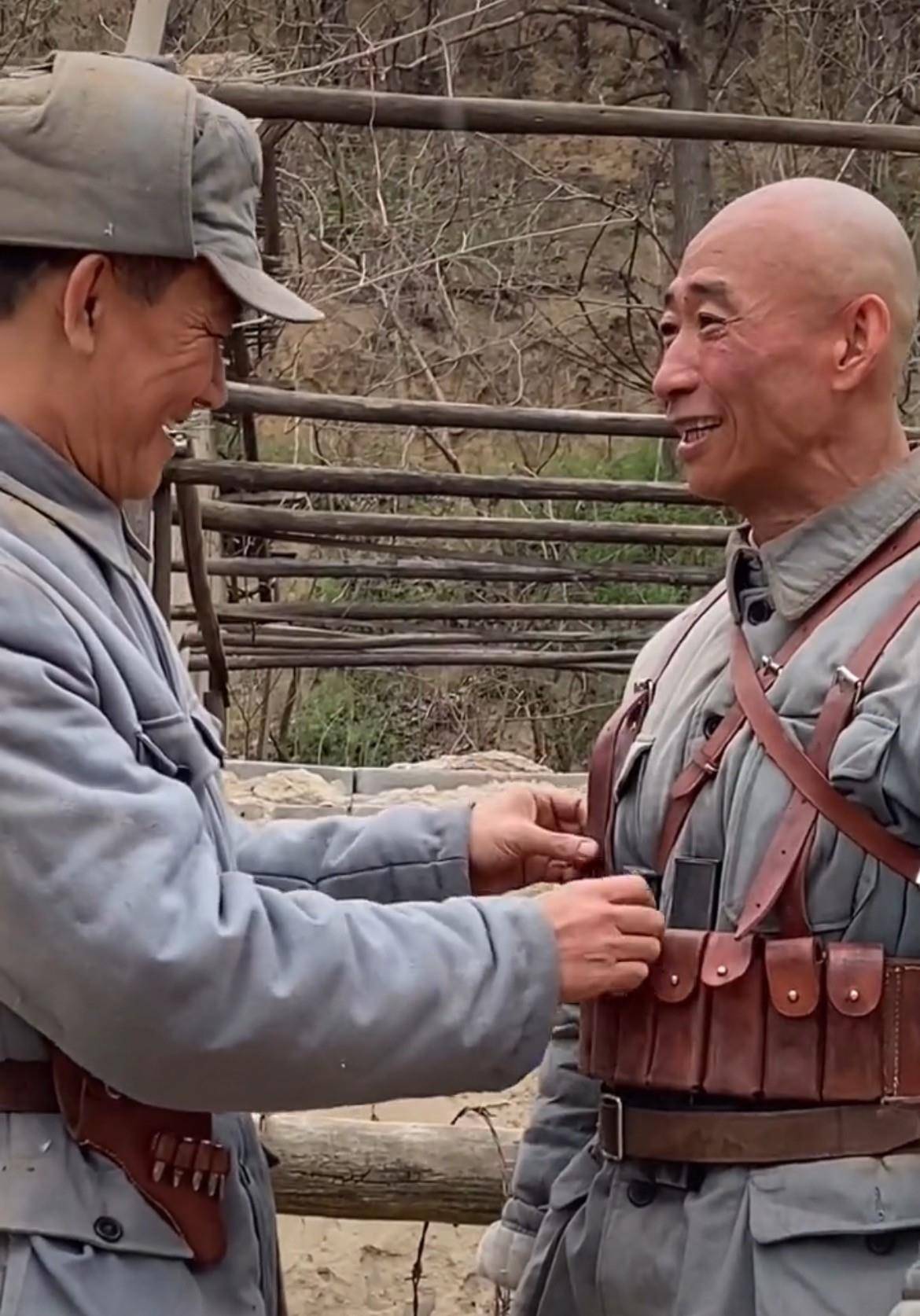 如今两人又再度合作,相隔十几年再度在戏里同框,而演员江水也在社交