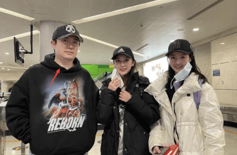 沈腾因颈椎病倒,前往日本求医,粉丝合照显脖子粗大,病情很严重_沈娜