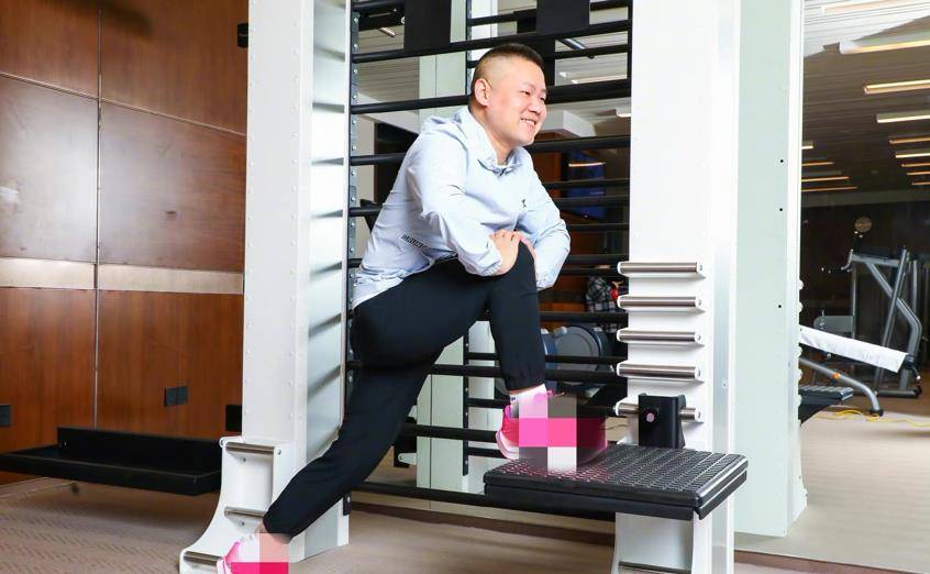 李现的身体在当红男艺人中是十分好的,但是圆满的八块腹肌配上岳云鹏