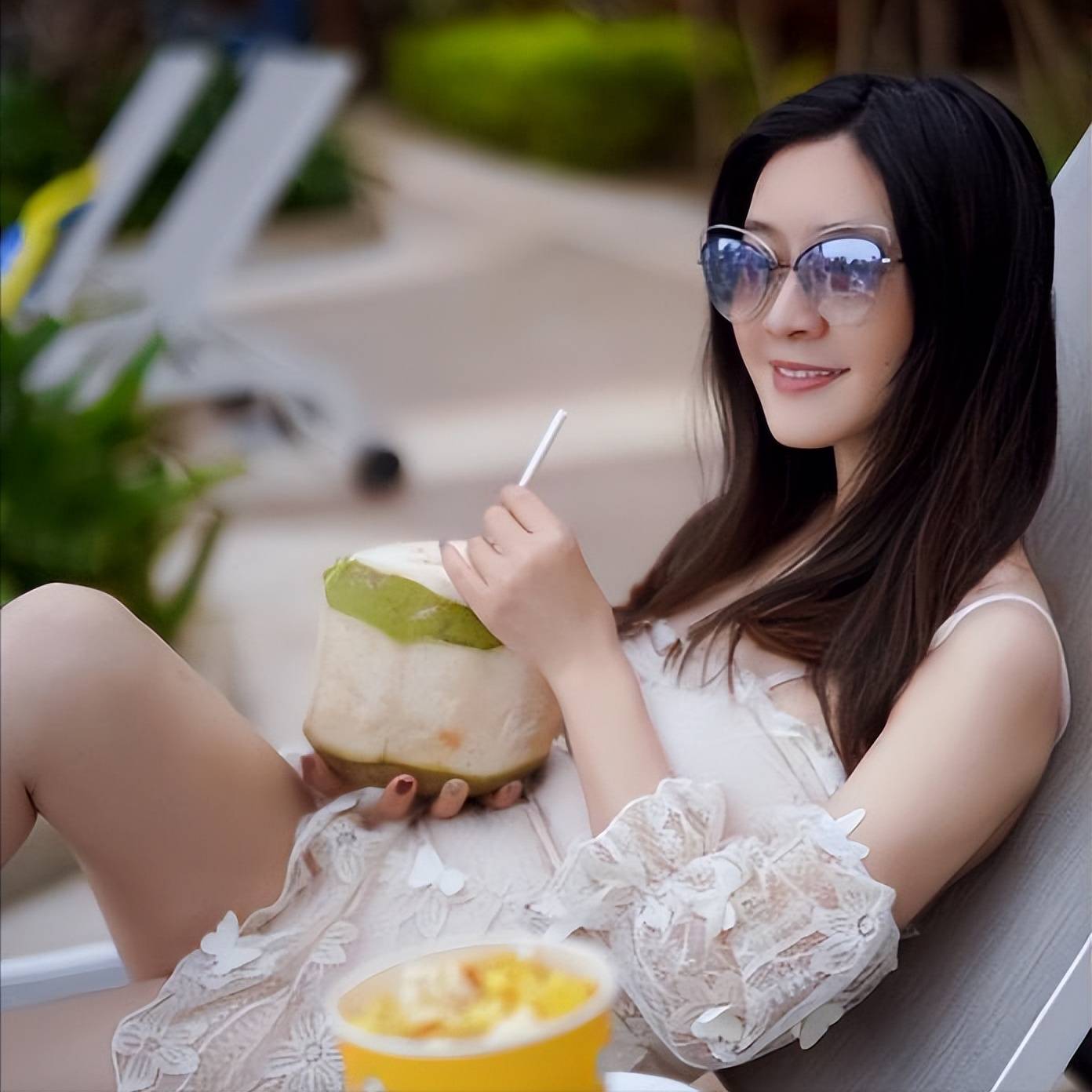 女星田海蓉:坐拥千亿商业帝国,老公徐明狱中病逝,带着女儿生活_父亲