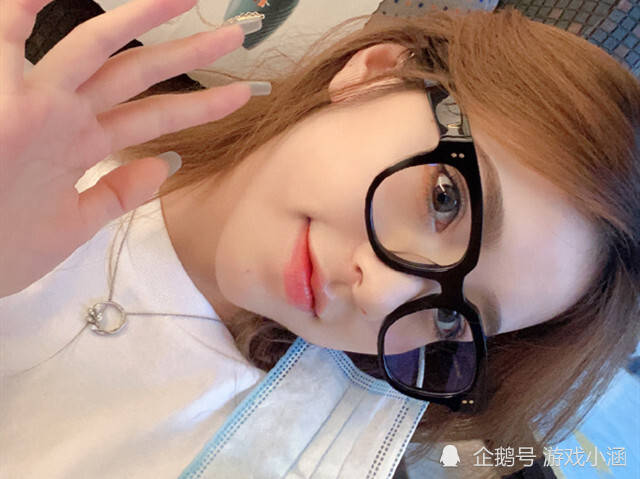 刘思瑶发自拍却暗藏心机,方块脸又如何?