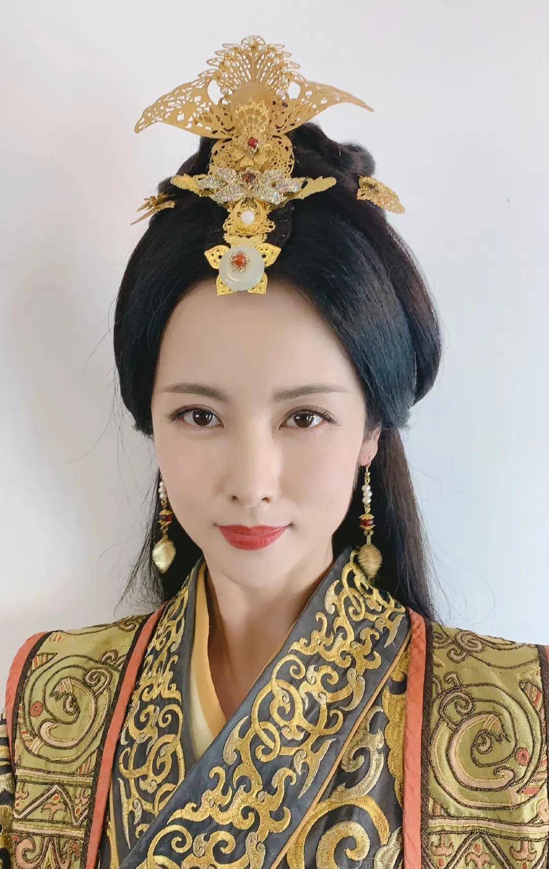 演员杨明娜:与田亮离婚后,一个人陪儿子长大,如今她还好吗?