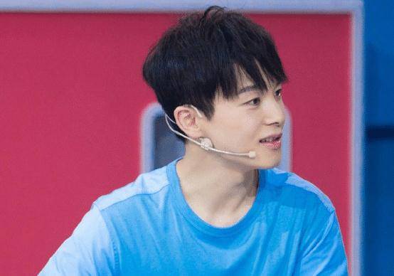 他的幽默程度让人感觉不到一丝的难为,就连她肯男扮女装模仿就已经