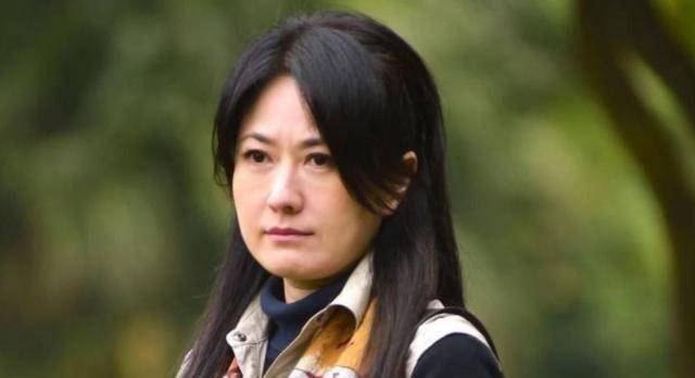 因颜值高曾被称第一美女,2次离婚净身出户,如今55岁仍年轻貌美_戈伟如