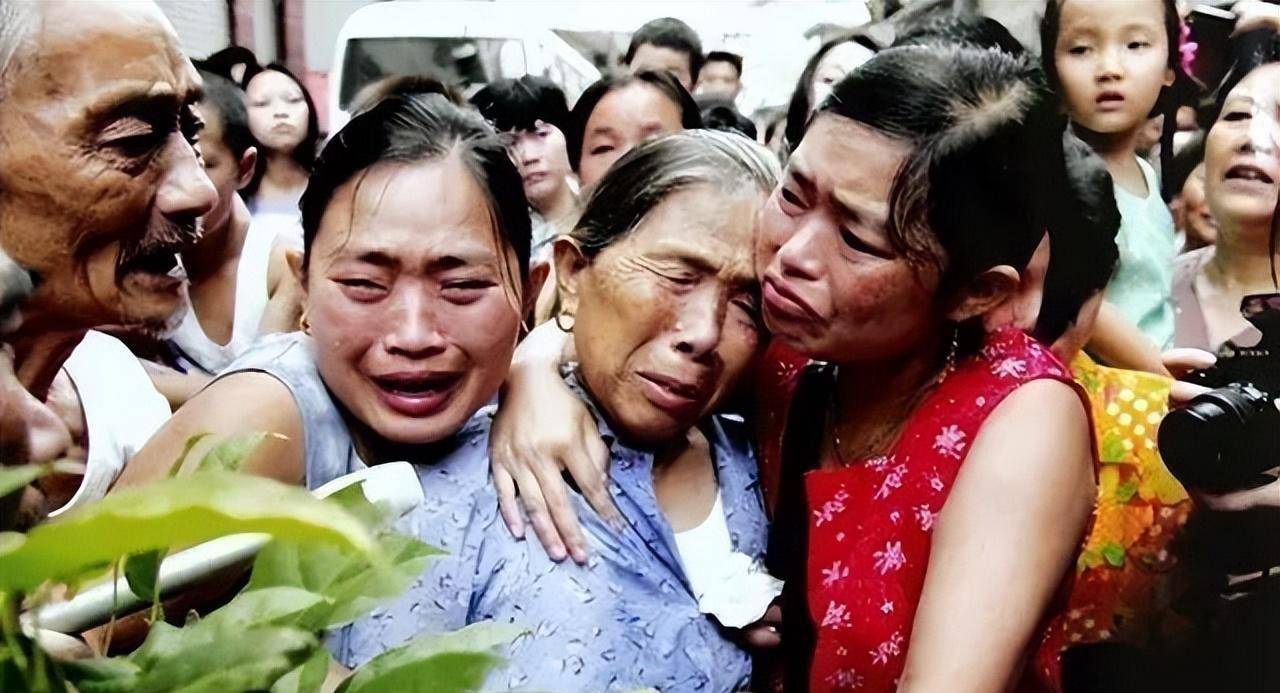 摄影师记录三峡移民27年:老汉背桃树离开故乡,多座城市被淹没_李风