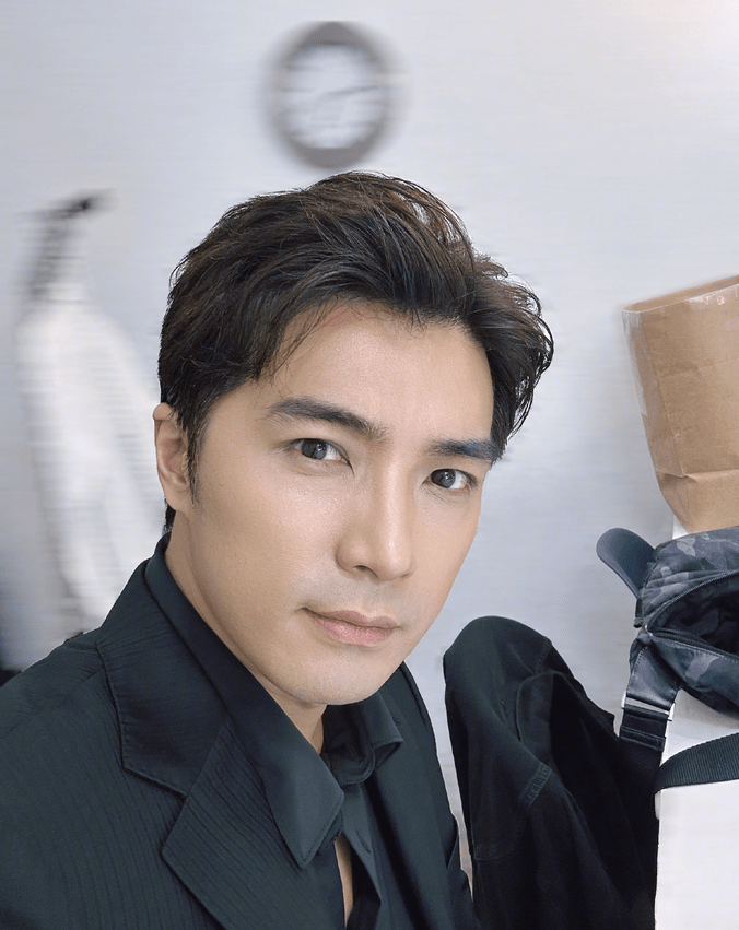 台偶初代男神贺军翔老好快,短发近照年龄感重让人认不出_时期_西装