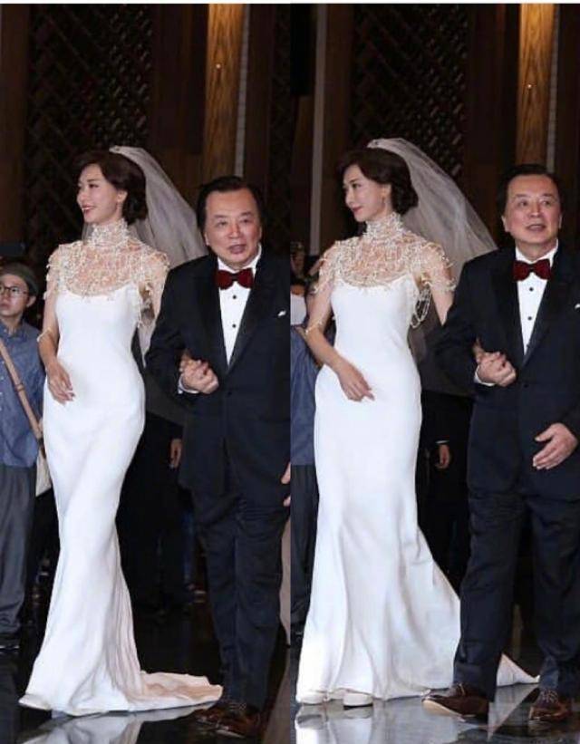 林志玲珍珠婚纱高贵,两套羽毛裙仙美,中式露背婚纱出镜便成绝杀_礼服