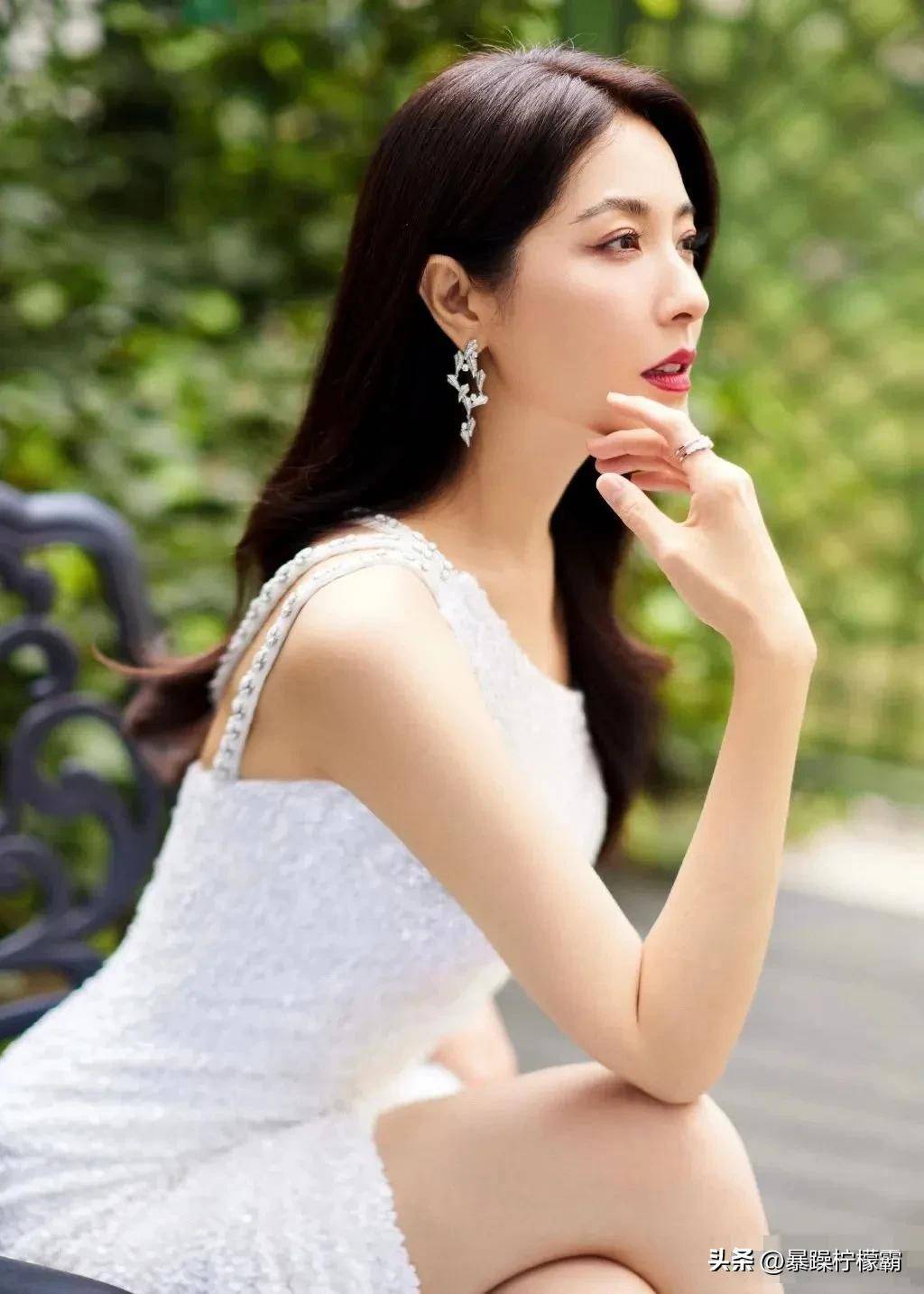 在女子如云的2023戏剧学院都能得道这么好的评价,可想而知曾黎有多美