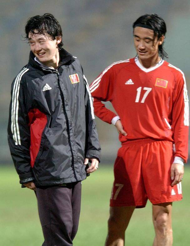 范志毅出镜怼球迷,李金羽晒娃孙继海给球员绑鞋带_足球_中国_足坛