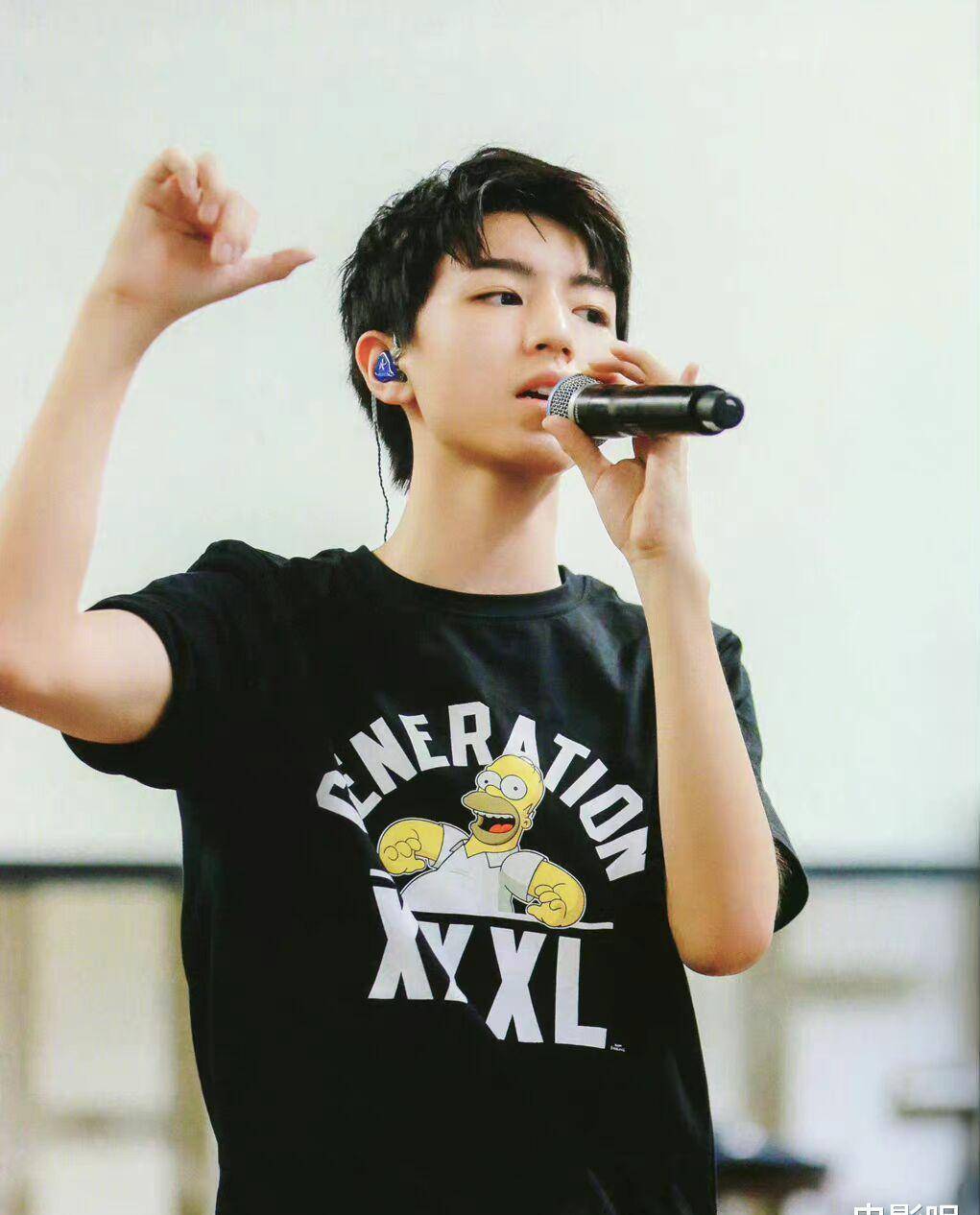 王俊凯的行李箱贴纸,好可怜的海贼王,还断了一条腿!