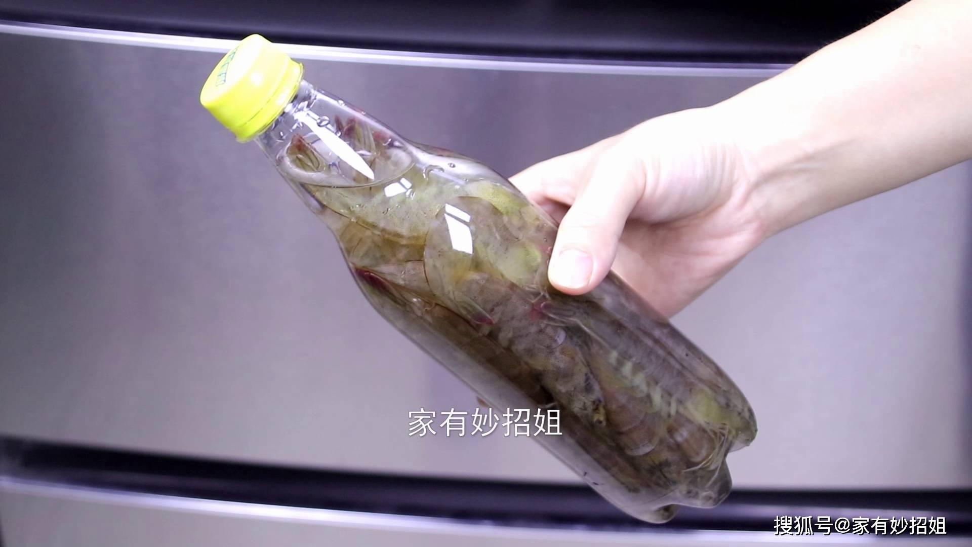 卖海鲜老板有绝招,大虾保鲜只需一个塑料瓶,放几个月依旧新鲜_处理