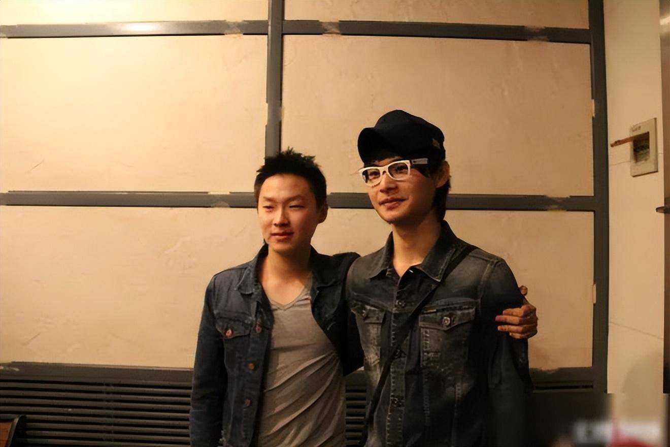 在这里,梁博遇到了恩师权振东.