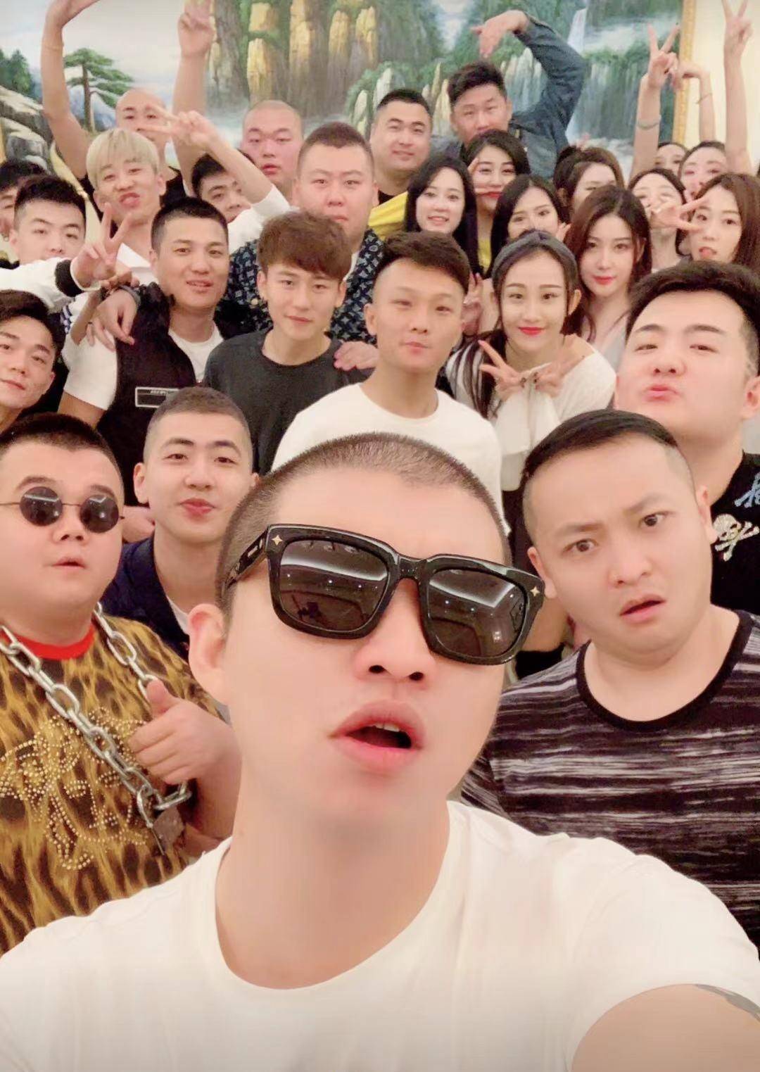 丁老五夸赞二驴热心肠,就是不接电话;天津李四感叹互